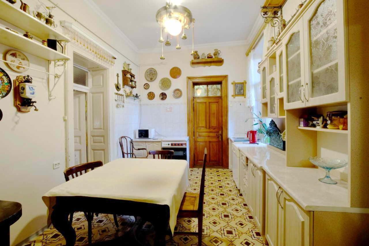 "Eva Stories" Movie Apartment On Rynok Square Lviv Exterior foto